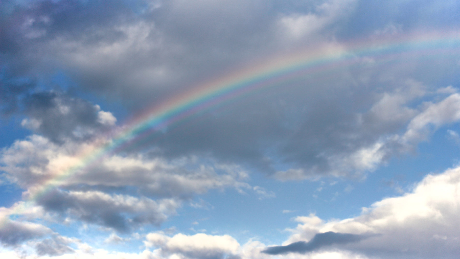 Himmel mit Regenbogen (Foto: Niko Martin)